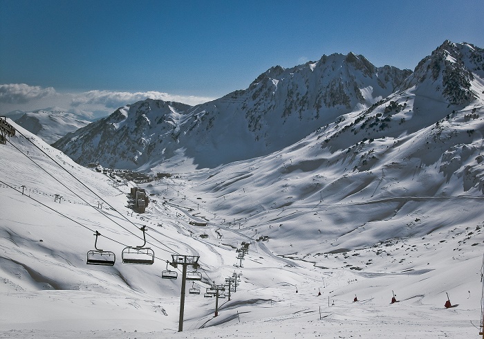 Grand Tourmalet con la estación de esquí de la Mongieal fondo