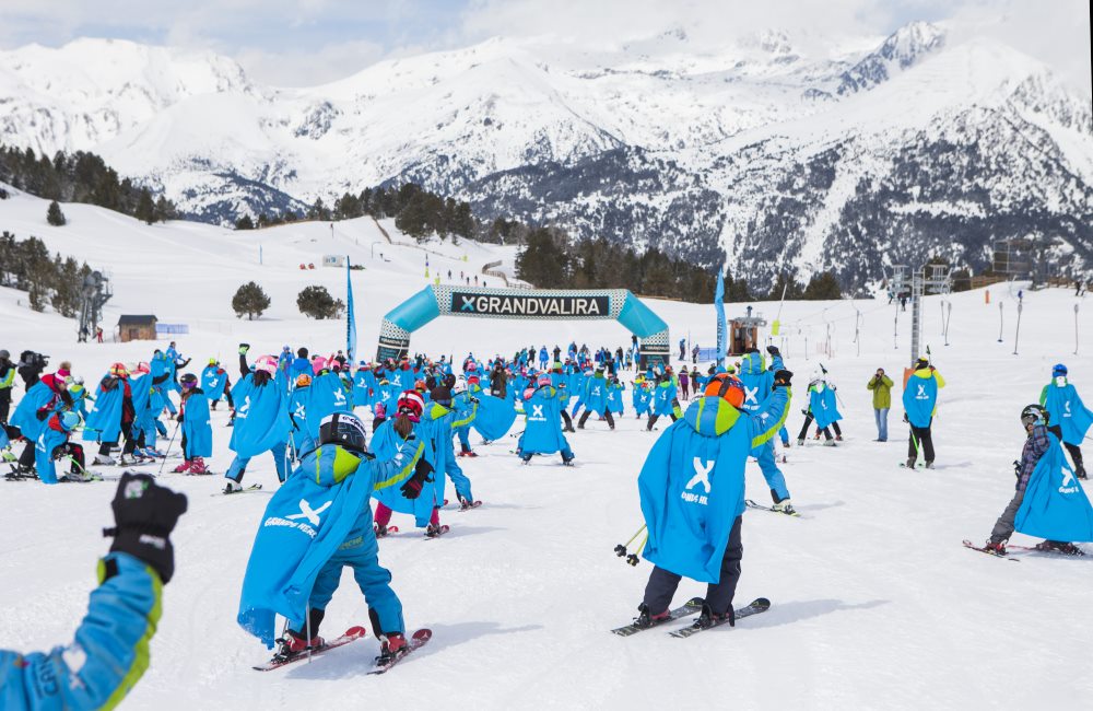 Se realiza en Grandvalira una bajada solidaria de “súper héroes “en apoyo del trasplante infantil