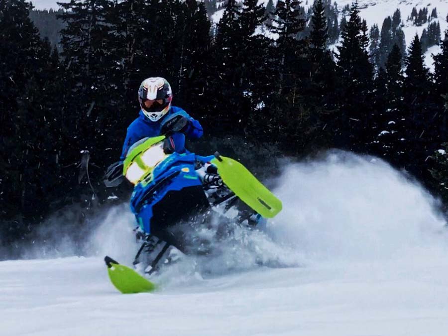 El piloto de F1 Lewis Hamilton no ve la hora de volver a conducir... ¡una moto de nieve!