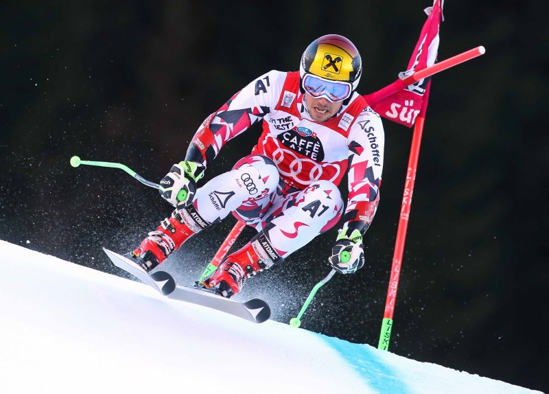 Paso de gigante de Marcel Hirscher al ganar el Gigante de Alta Badia