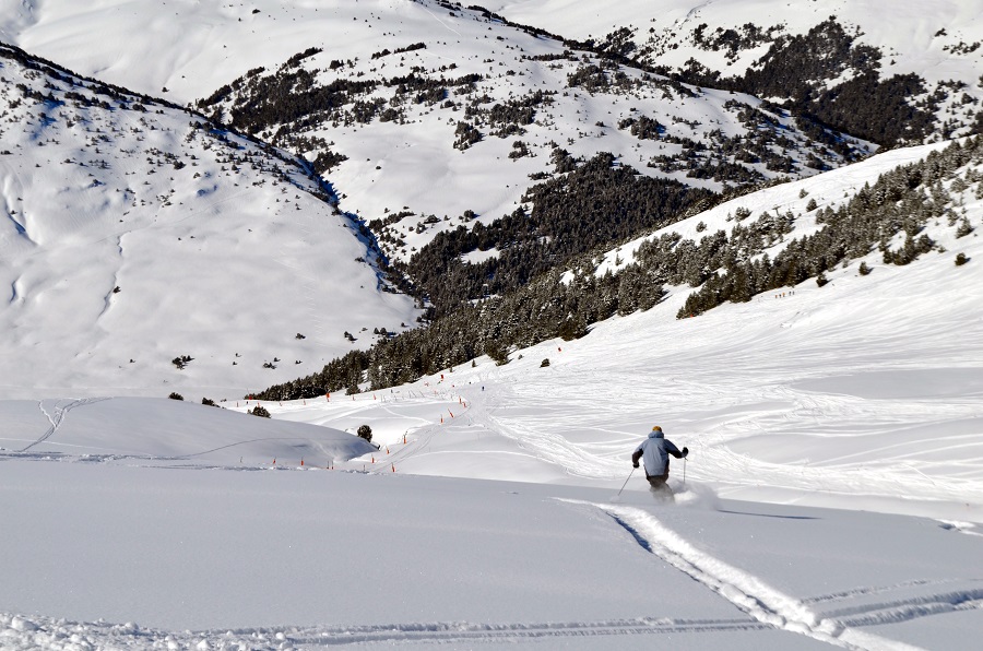 Con más de 700 kilómetros repartidos en la 16 estaciones, los Pirineos de Cataluña cuentan con instalaciones y pistas adaptadas y accesibles para que todo tipo de personas puedan disfrutar del placer de esquiar sin ningún tipo de barreras.