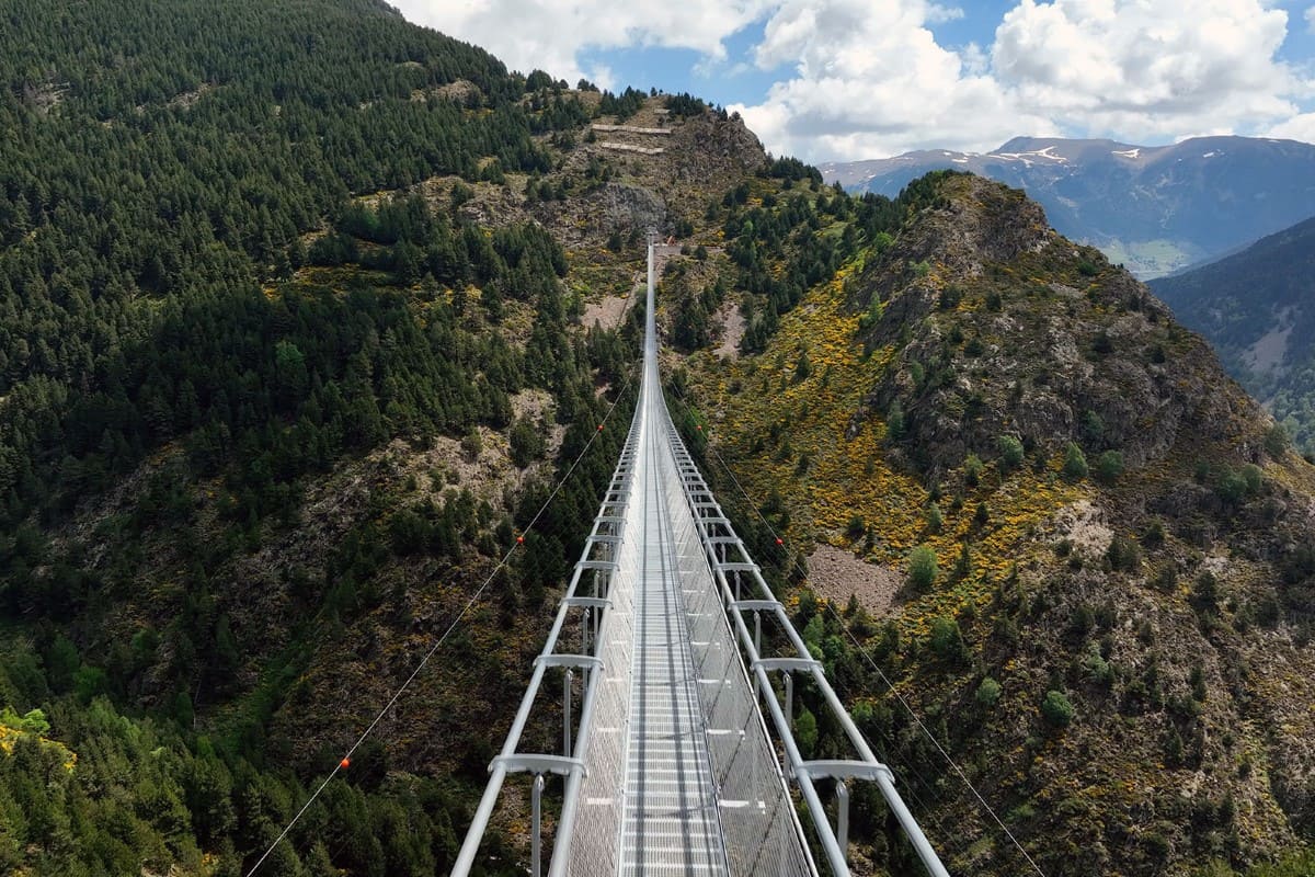 Aventura a gran altura: Así es el impresionante Puente Tibetano de Canillo