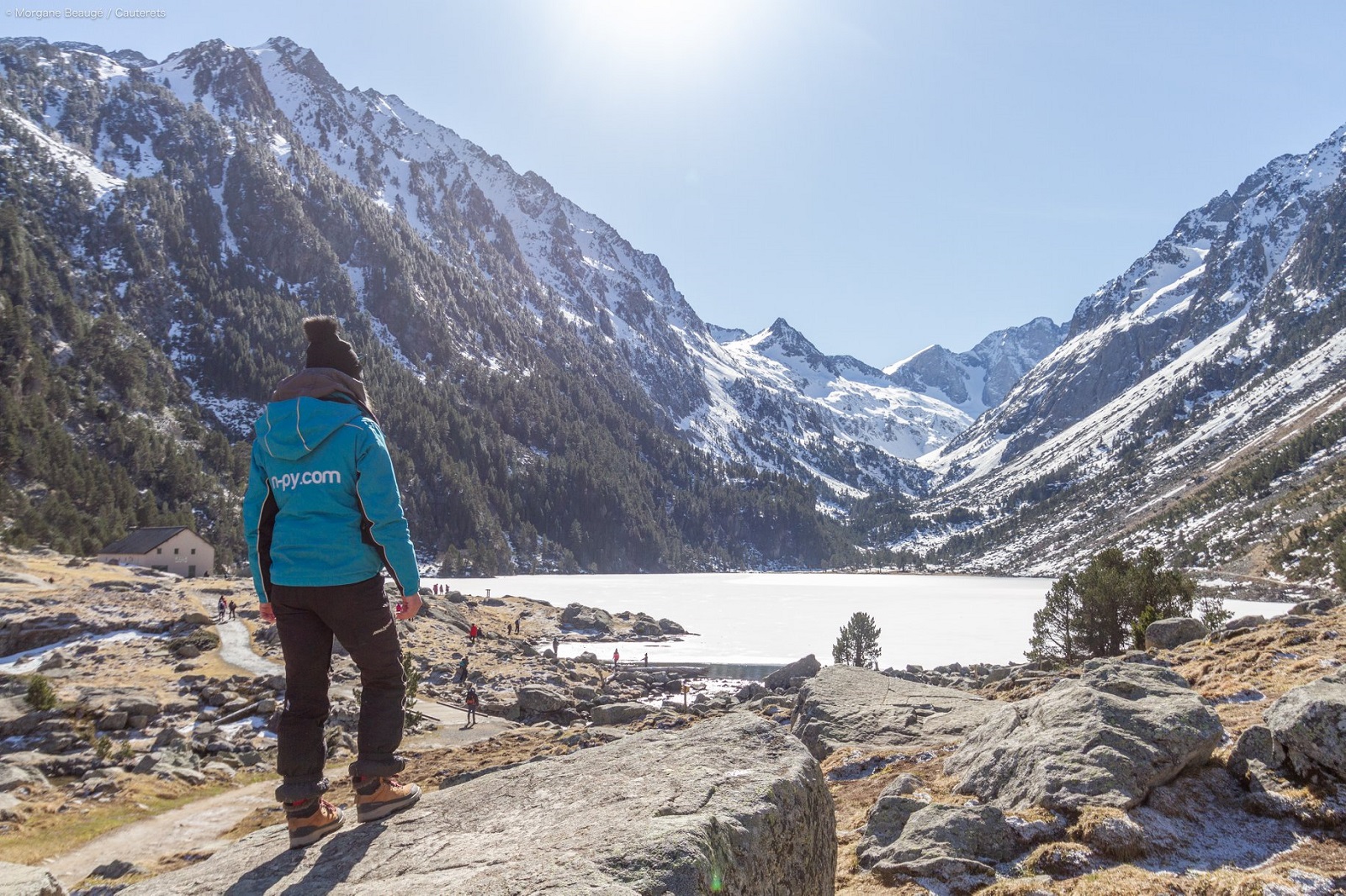 Fat Bike en Peyragudes, bucear en el hielo en Piau, airboard en La Pierre St Martin, raquetas en Grand Tourmalet, el balneario de Cauterets, bañarse en un barril en Gourette, yoga en Luz Ardiden y ver las estrellas en Pic du Midi.