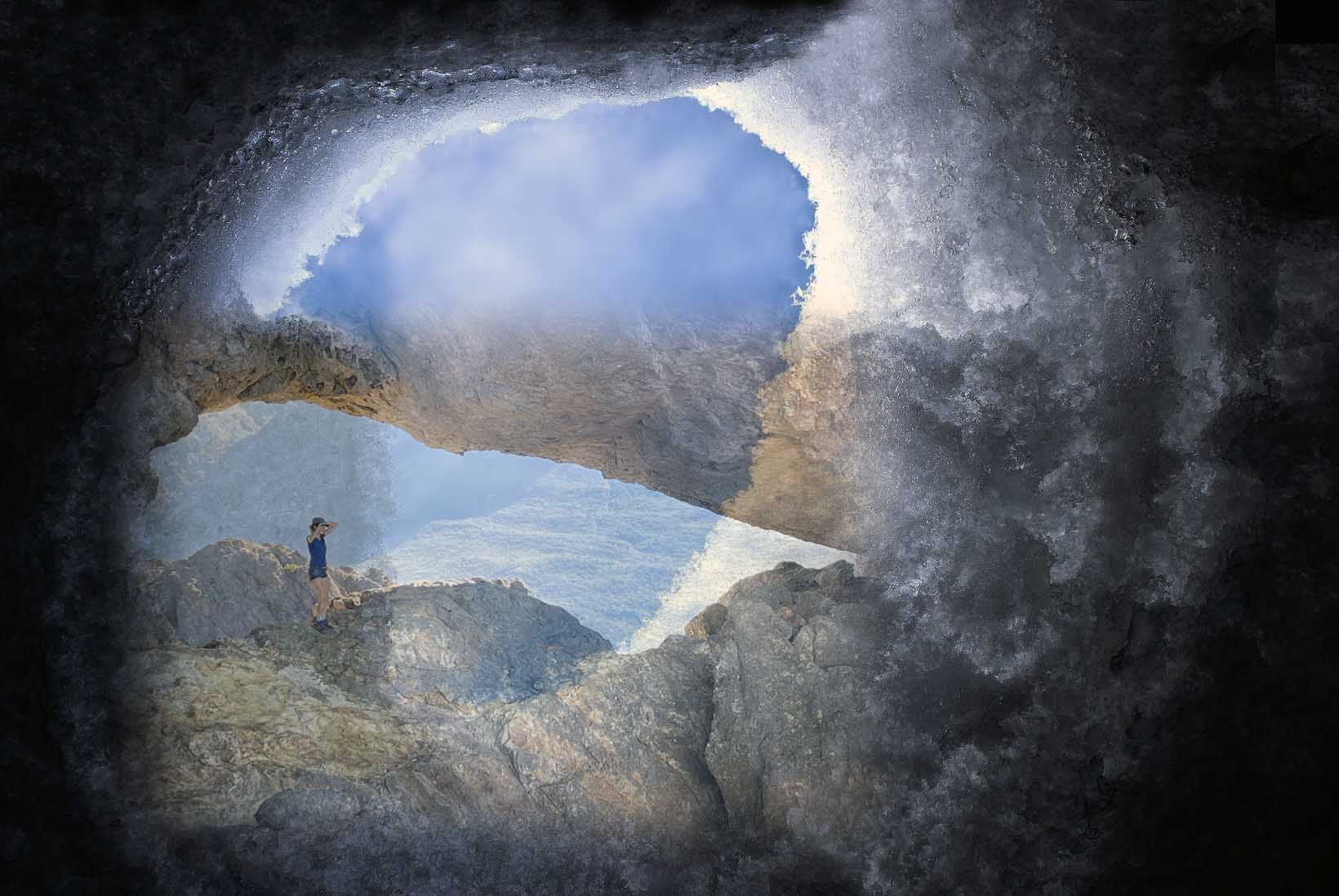 A la izquierda, Verónica Battaglia en Cerro Ventana, Bariloche, Patagonia, Argentina