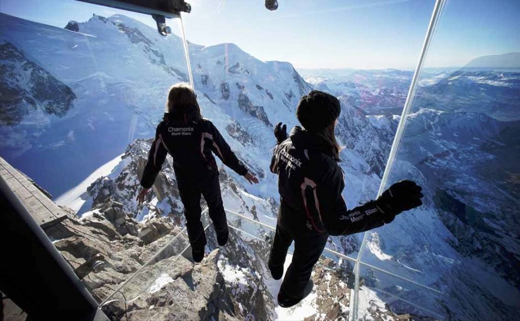 "Step into the Void" (Un paso al vacío) es una habitación de cristal construida con un simple marco de metal perimetral y un envoltorio transparente que permite a los visitantes saber si pueden controlar su vértigo