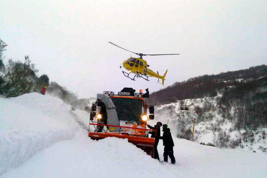 Quince personas evacuadas de San Isidro en helicóptero por un Alud