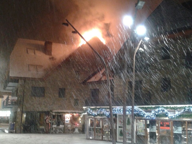 El centro de Viella presencia un espectacular incendio