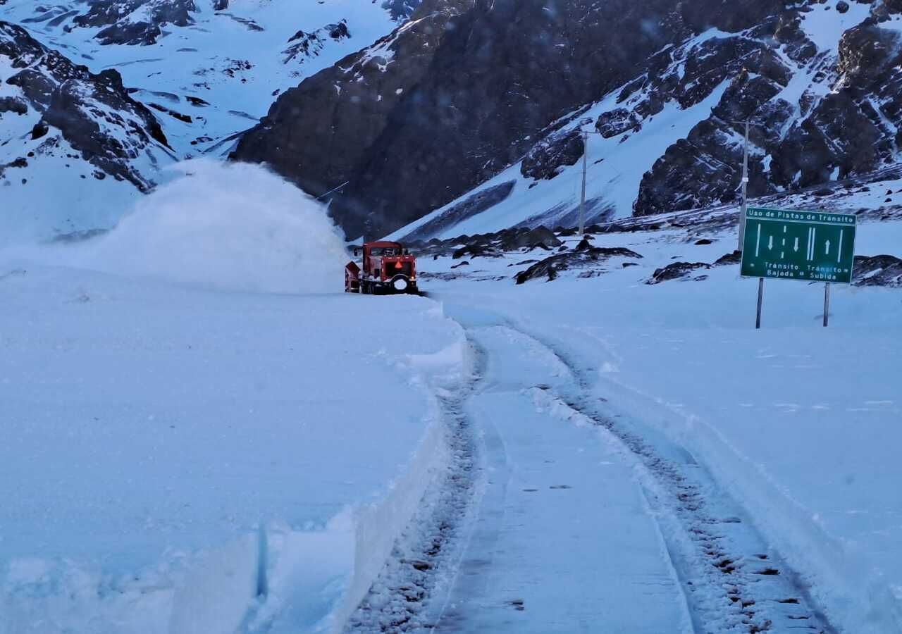 Nevadas históricas mantienen cerrado el paso por los Andes entre Argentina y Chile