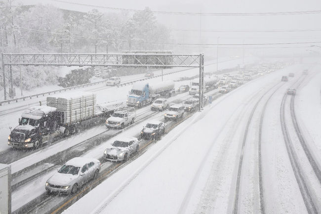 Efectos de la tormenta Jonas. Vehículos atrapados en la carretera