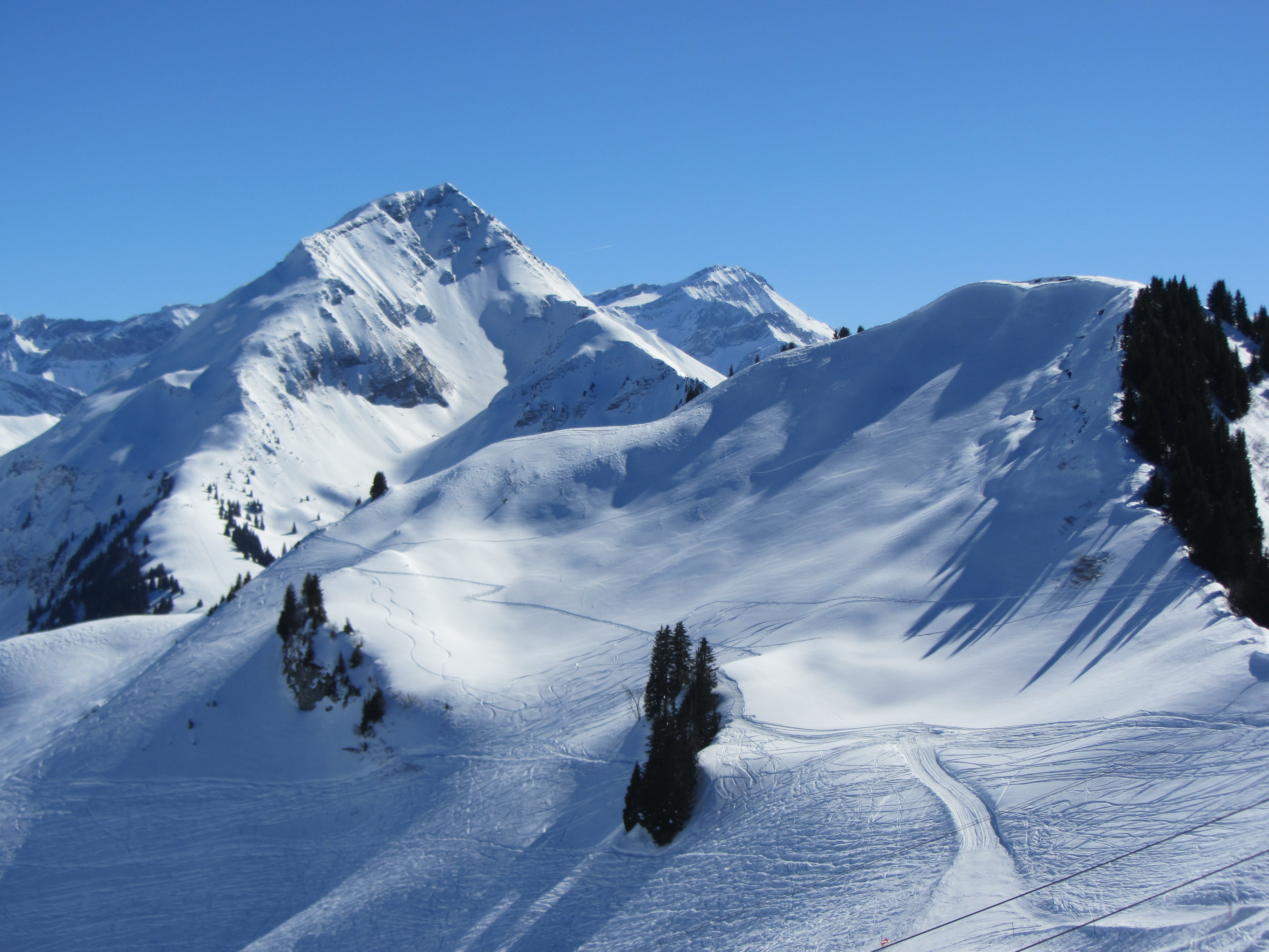 Montaña cubierta de nieve simplifica el terreno