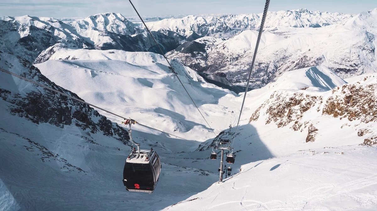 Un joven esquiador muere al caer accidentalmente de un telecabina en Les 2 Alpes