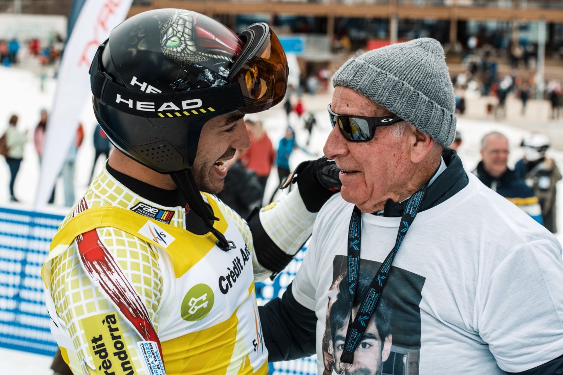 "Momentazo" de Joan Verdú con su abuelo al recibir el título de campeón de la Copa de Europa de gigante