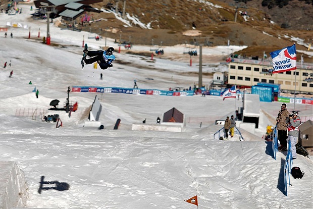 El andaluz Josito Aragón, Rider RFEDI de snowboard, vuela alto en Sierra Nevada. Crédito foto: #SN2017