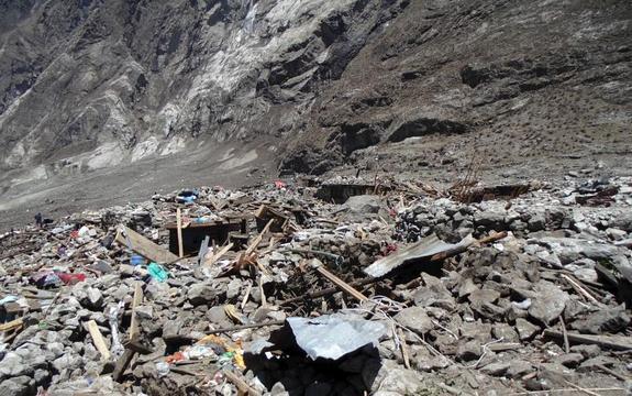 Hallan un centenar de cuerpos bajo la nieve y el lodo de la avalancha que arrasó Langtang