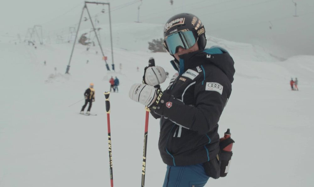 Lara Gut ya sonríe y su rodilla también, después de calzarse los esquís en Zermatt