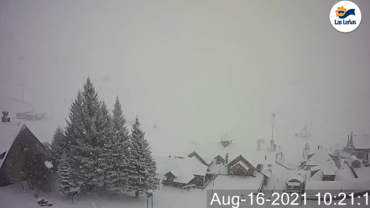 Cae un paquetón de nieve en Las Leñas, que comunica que no abrirá, pero pisa las pistas