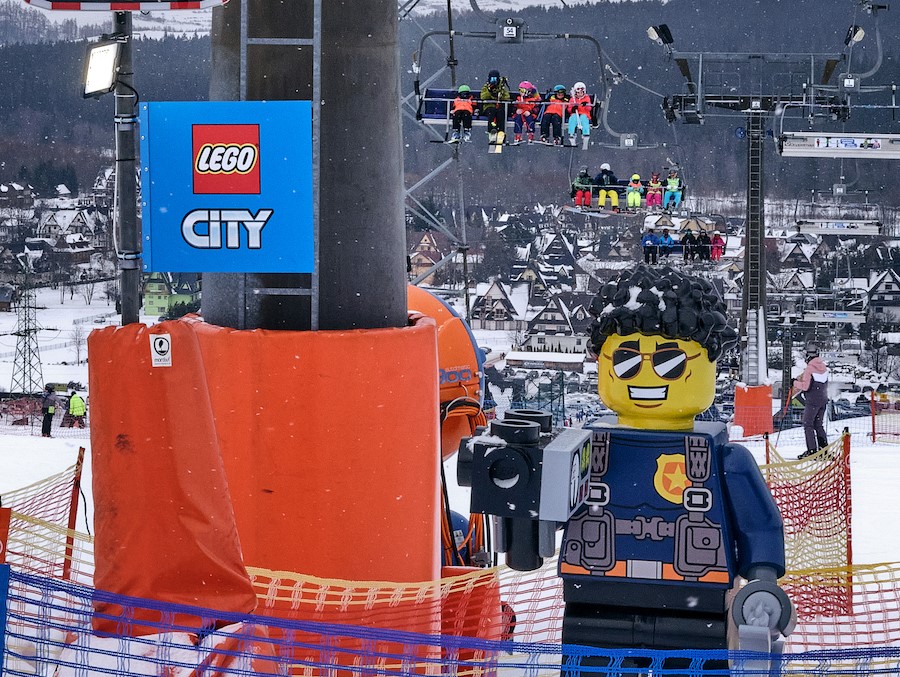 Figuras gigantes de LEGO toman las pistas de una estación de esquí de Polonia