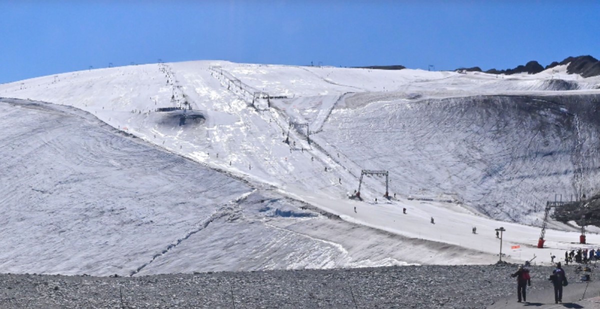 Les 2 Alpes podría avanzar el final del esquí de verano en el glaciar