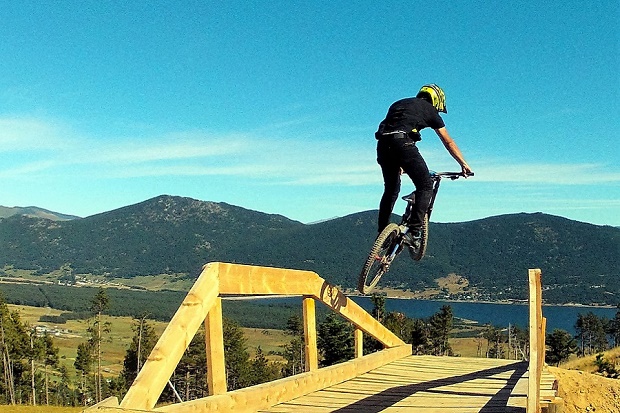 Les Angles Bike Park con las vistas al lago Matemale. Foto: CoreBicycle