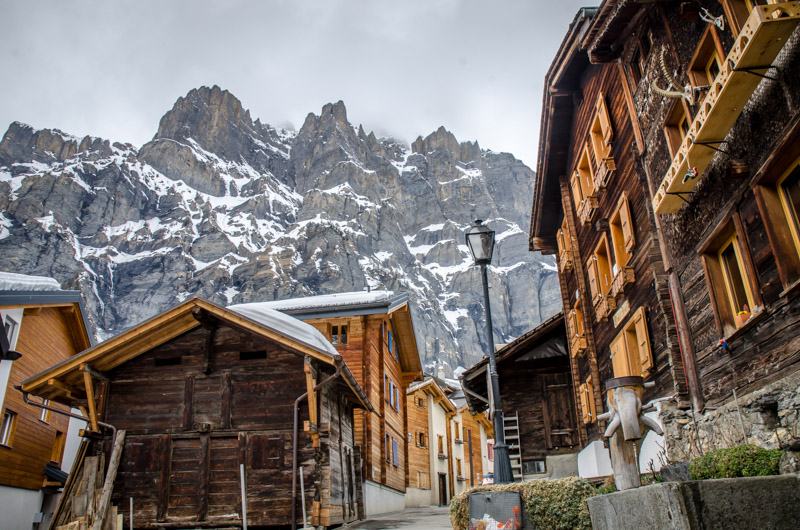 Leukerbad con la montaña al fondo