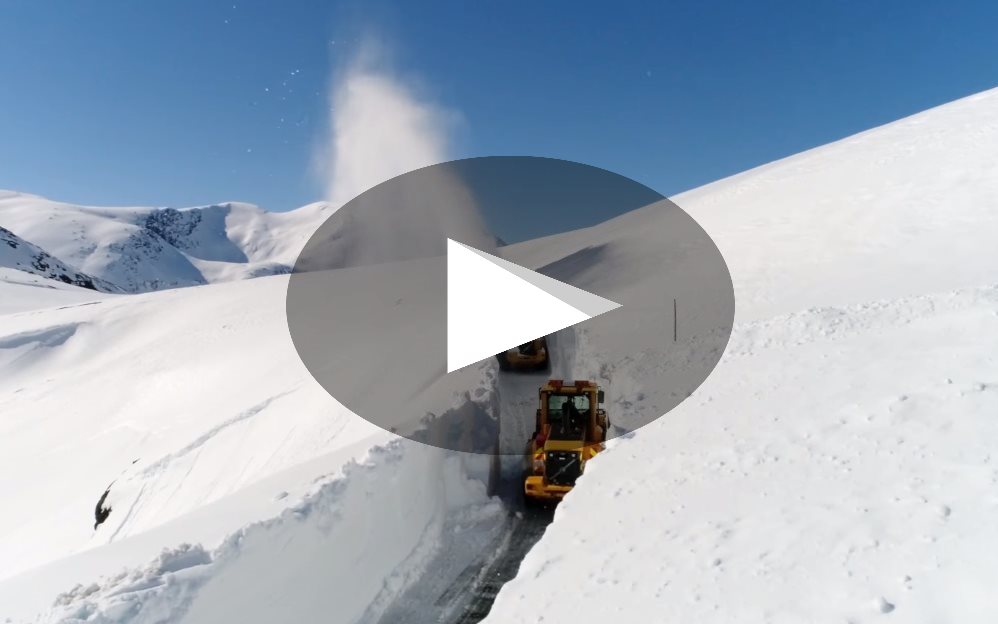 Titánico trabajo de limpieza de la carretera noruega de Trollstigen a vista de dron