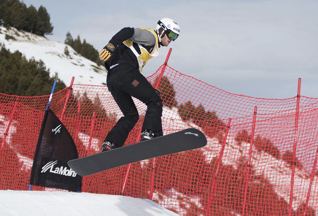 Lucas Eguibar a por todas en la final de la Copa del Mundo de Snowboarder Cross de la Molina (FGC)