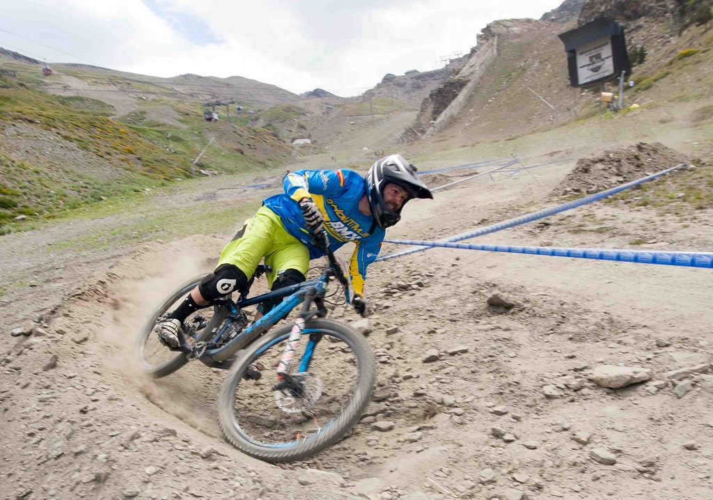 Luis Zarco (ShowTime BMX) y Belén Zapico (Mejor Bike) vencen de la IV Bull Bike de Sierra Nevada