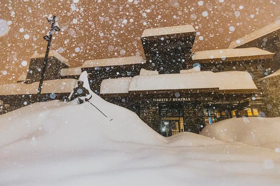 Sigue la tormenta que amenaza con enterrar Sierra Nevada de California bajo 3 metros de nieve