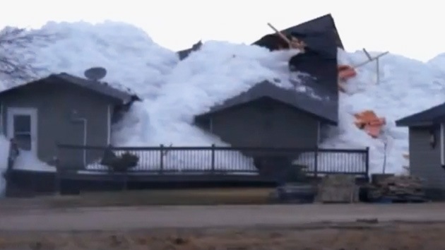 Espectacular ola de hielo arrasa casas en localidades de Canadá y EEUU