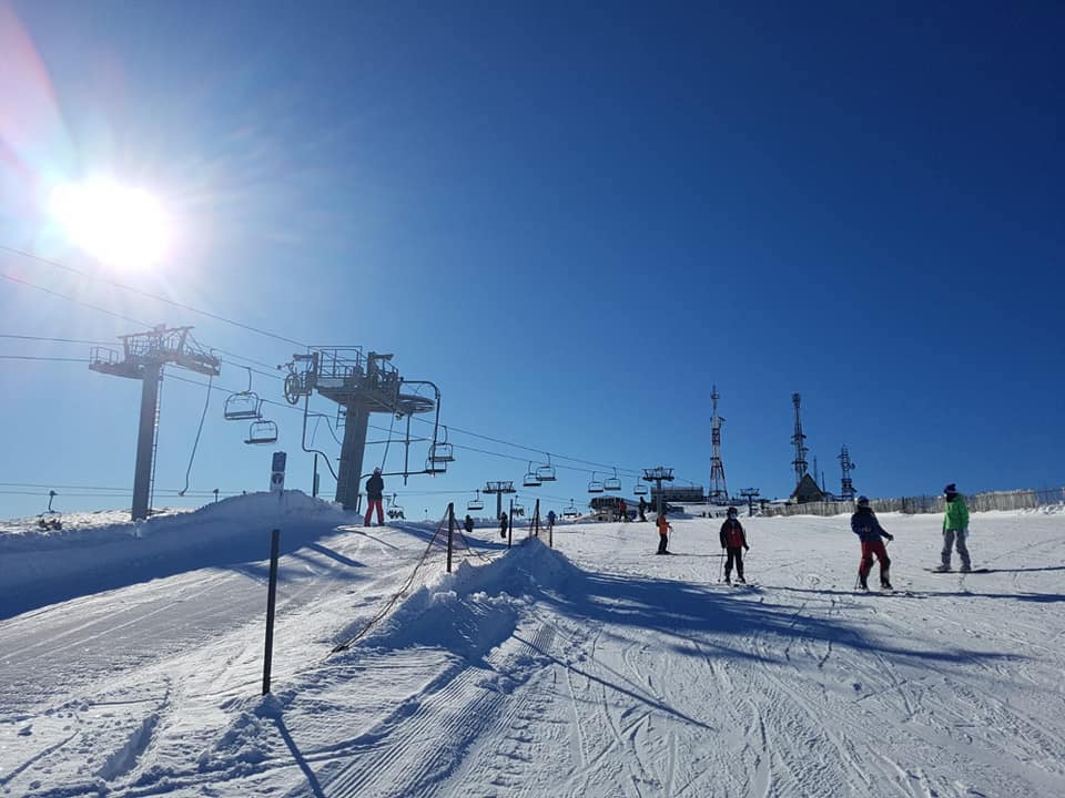 Los esquiadores gallegos estrenan la temporada de esquí de Manzaneda con sol y nieve