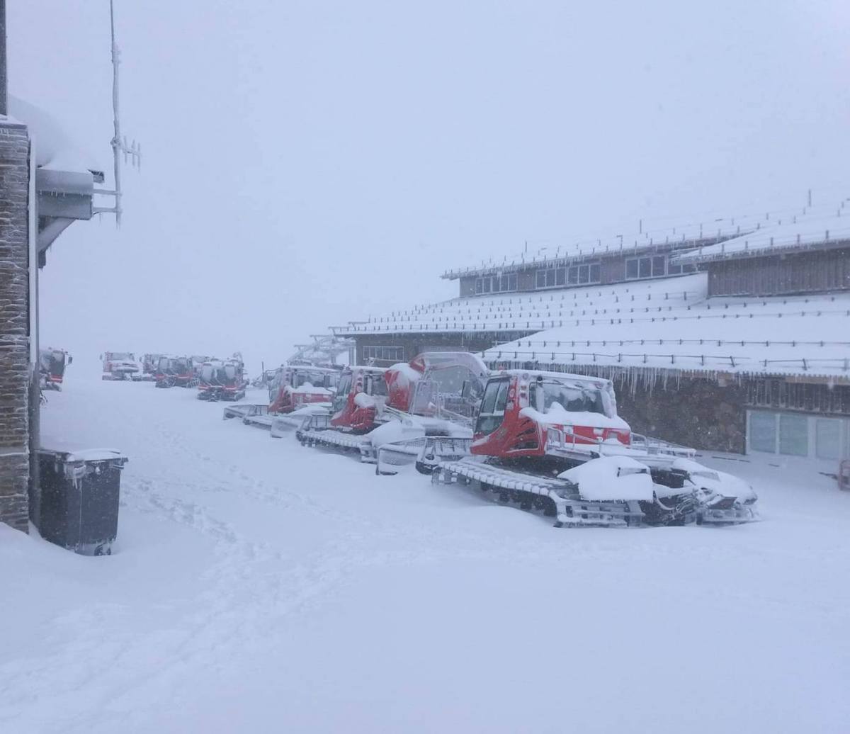 Más de 30 cm acumulados en Sierra Nevada y máquinas trabajando