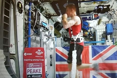 Mientras Al corría con botas de esquí, Tim Peake hacía lo propio en el espacio