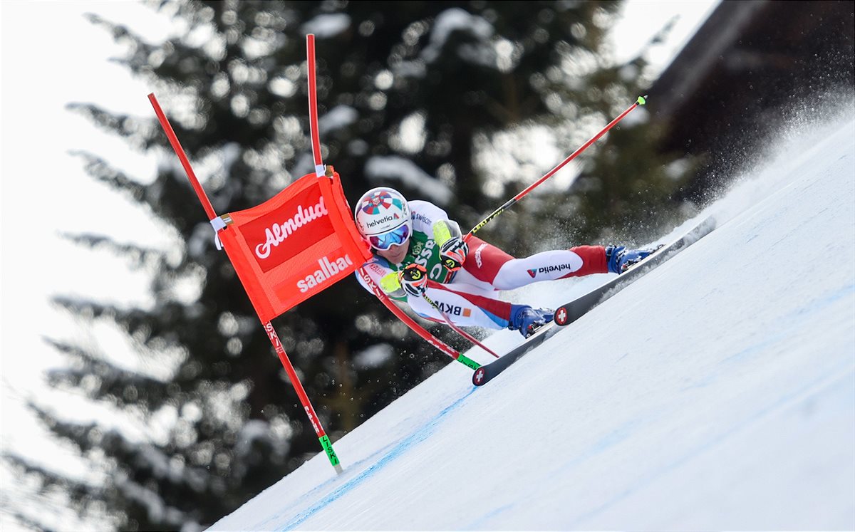 Odermatt gana en Saalbach y se acerca a Pinturault en la general