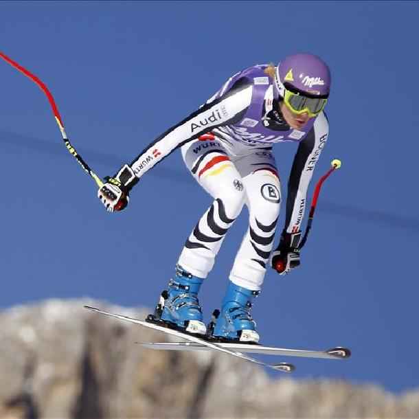 Maria Riesch toma el liderato al repetir el triunfo en el descenso de Lake Louise