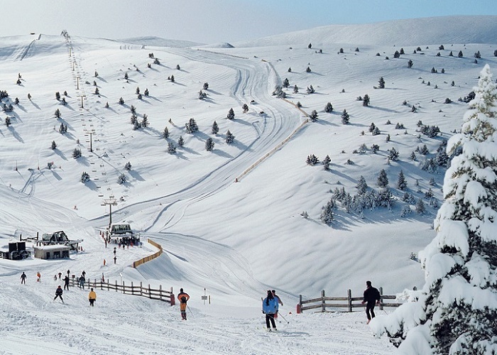 Alp 2000 es el dominio esquiable que resulta de la unión de la molina y Masella con 141 km de pistas