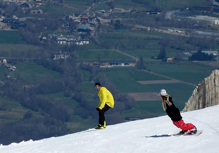 Pista de esquí en Masella. Haciendo snowboard