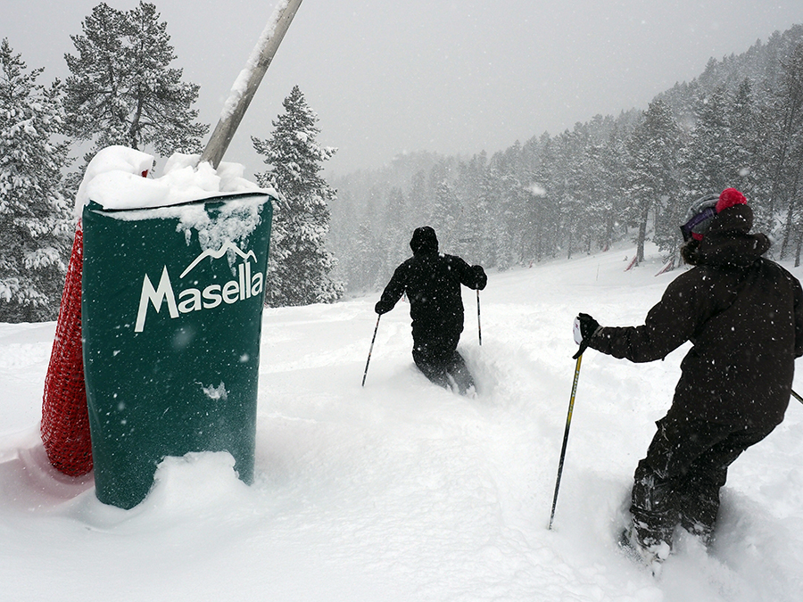 Espectaculares imágenes de la nevada en Masella, caen 45 cm de nieve polvo