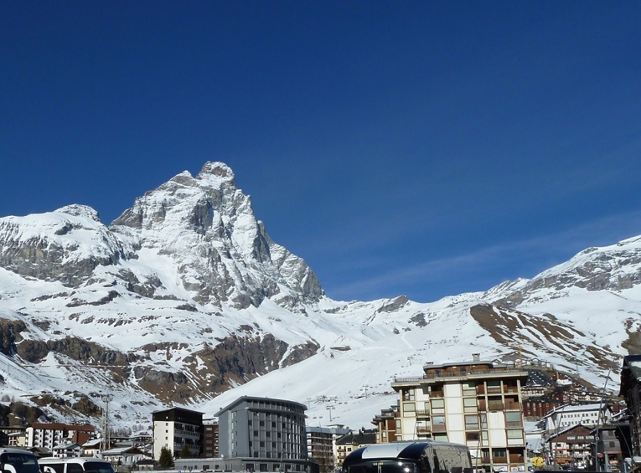 Un turista bebido sube una montaña de los Alpes de 2.400 metros buscando su hotel