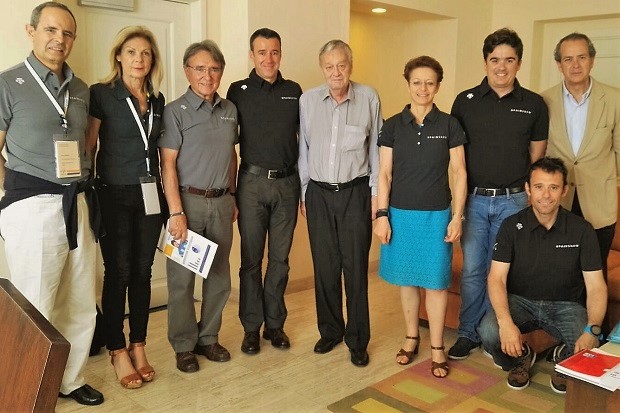 May Peus, Olmo Hernán, Mª José López, Eduardo Roldán y miembros de la delegación de la RFEDI con G.F. Kasper, Presidente de la FIS