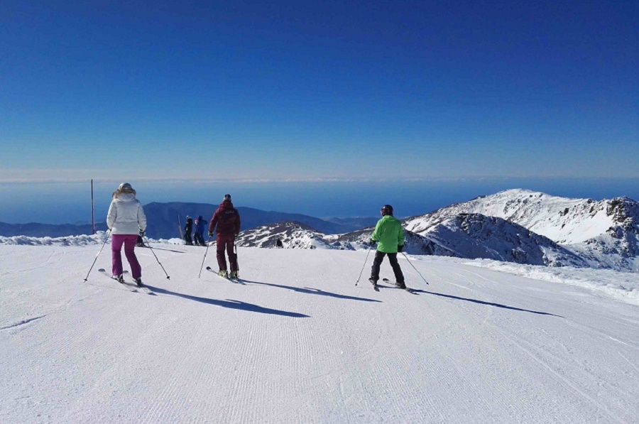 Sierra Nevada es un magnífico balcón al Mediterráneo desde la entrada a la Laguna de las Yeguas