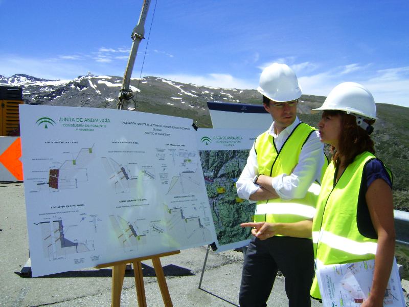 Las obras de mejora de las carreteras de acceso a Sierra Nevada ejecutadas al 50%