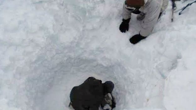 Un soldado indio es rescatado con vida tras 6 días bajo 8 metros de nieve