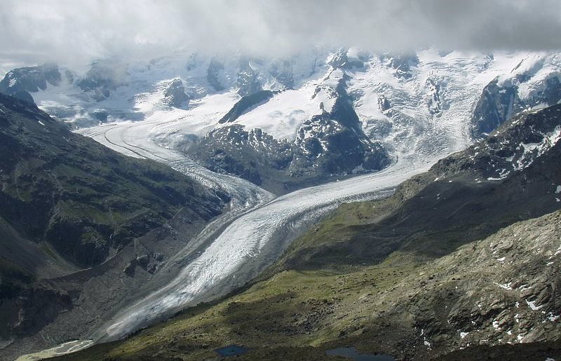 Suiza tiene un insólito plan para salvar los glaciares, miles de cañones de nieve artificial