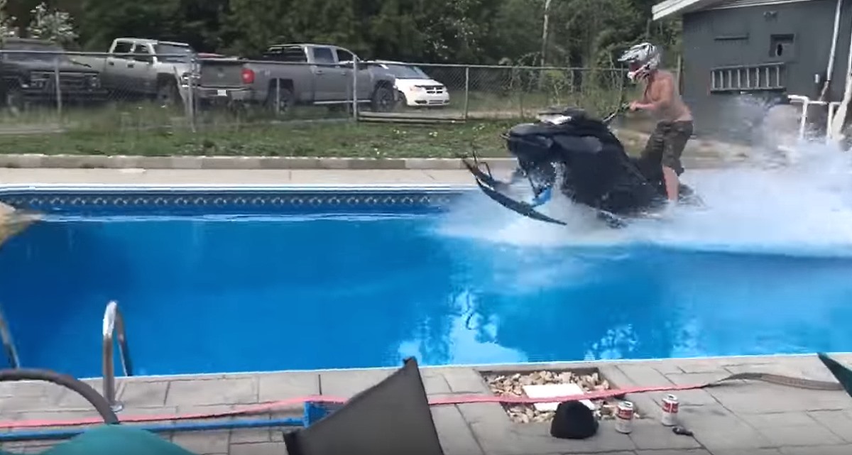 ¿Por qué no es una buena idea usar una moto de nieve en una piscina? 