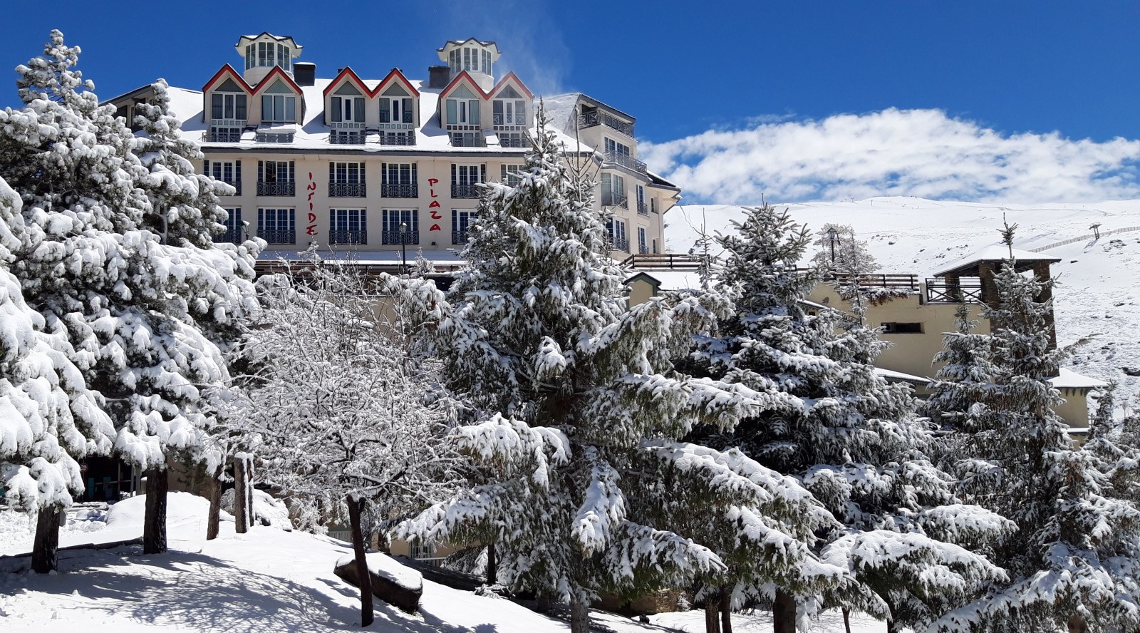 Imágenes de la nevada de este martes 23 de abril en Sierra Nevada 