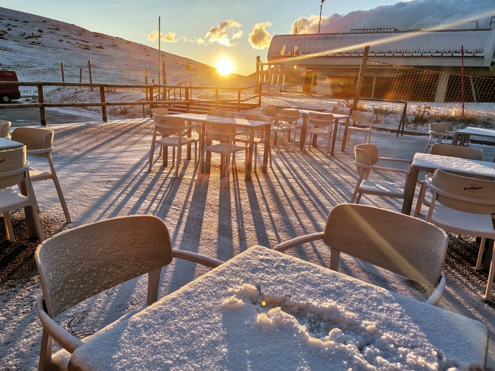 No hay dos sin tres: la buena nevada de esta noche en imágenes y vídeos