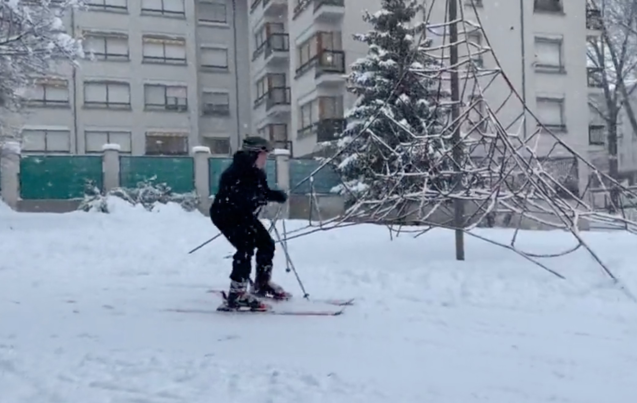 La nevada convierte un parque de Jaca en una pista de esquí