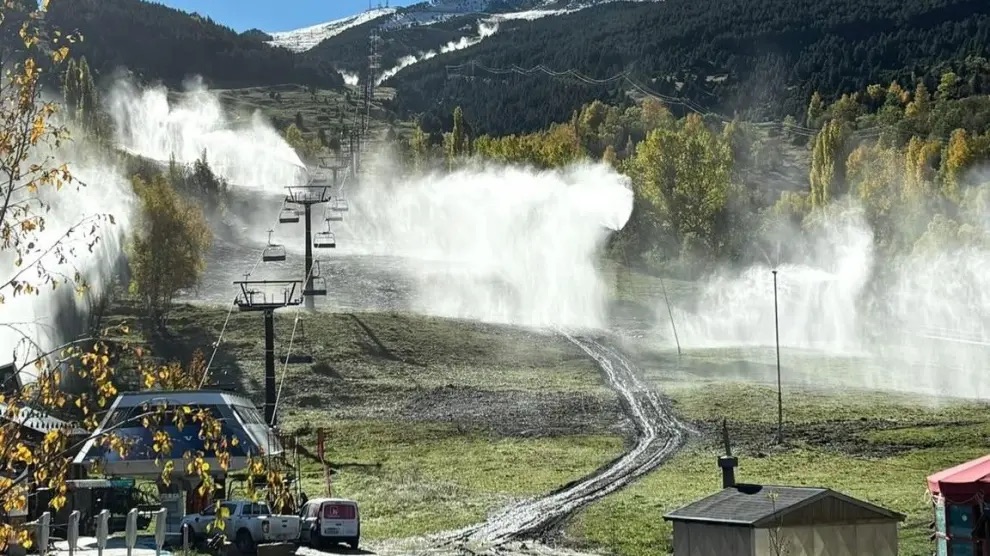 Las estaciones de Aragón empiezan a invertir los 80 millones que tienen para nieve artificial