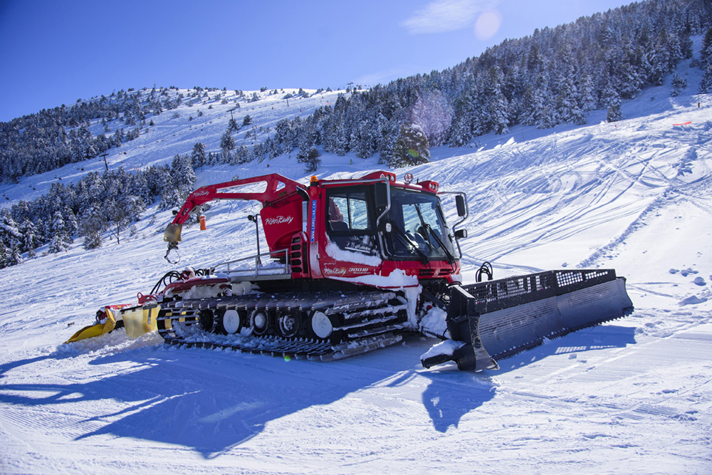 La Molina estrena una 'pisanieves' pionera que mide la cantidad de nieve con un sonar