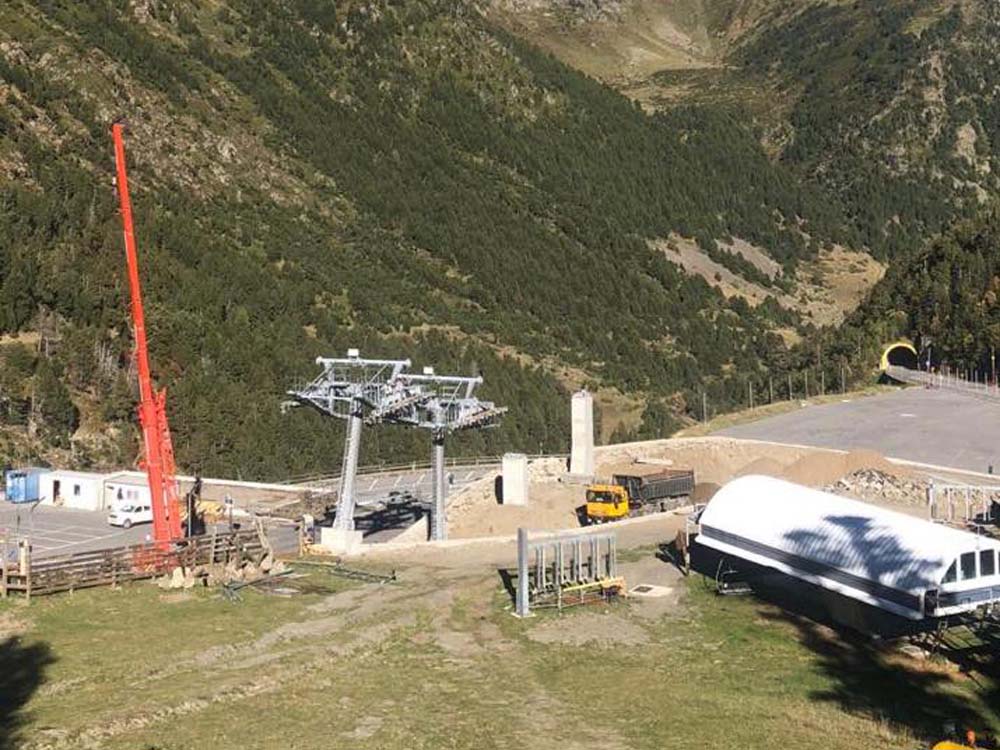 Fotos de los trabajos del nuevo telecabina Tristaina de Arcalís. Primeras pilonas instaladas